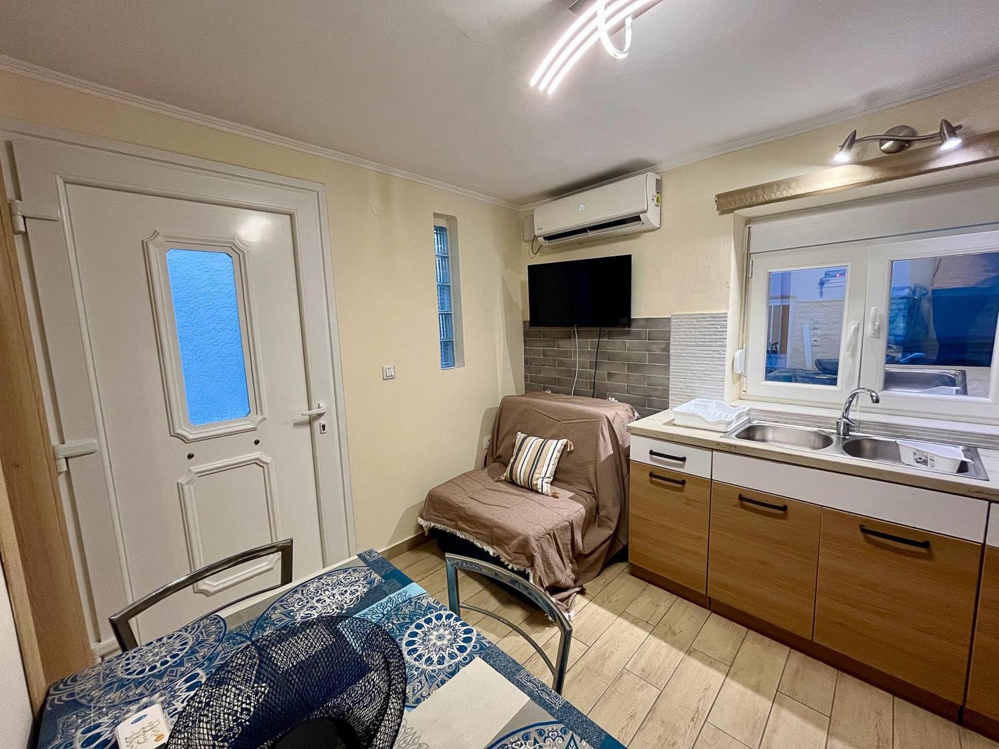 Апартаменты Private Modern Cozy House At The Center Митилини Экстерьер фото